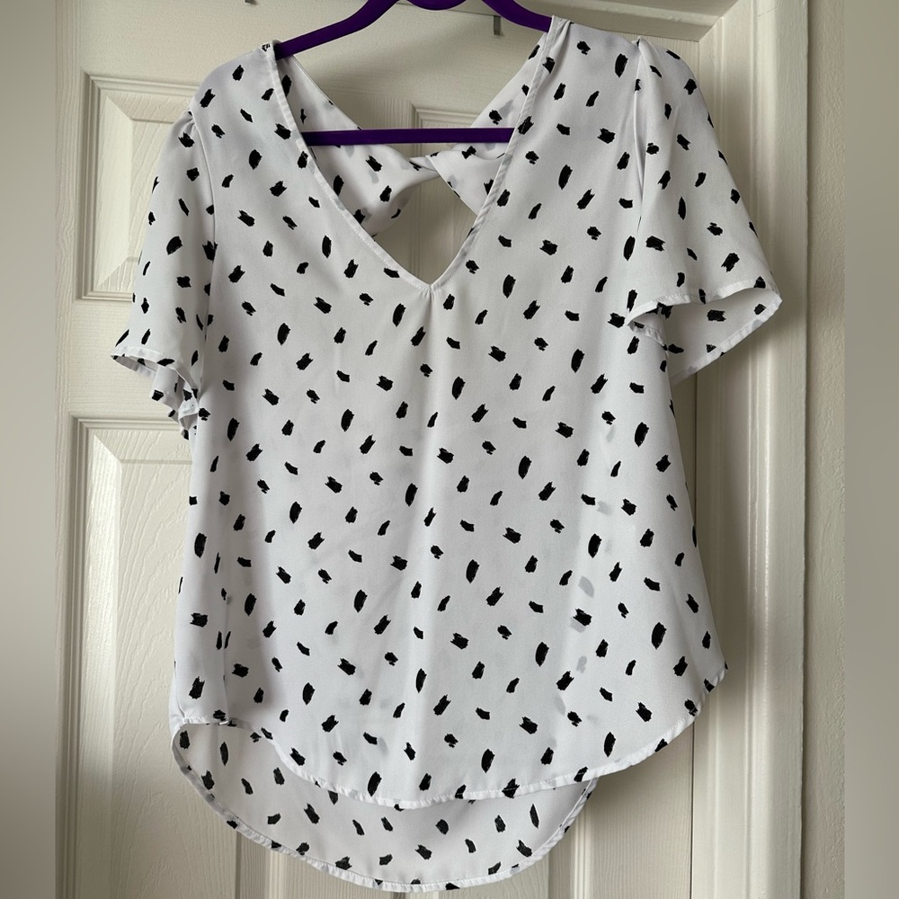 Flowy Blouse with Cute Twist Cutout Detail *MUST GO* Accepting most offers!!
